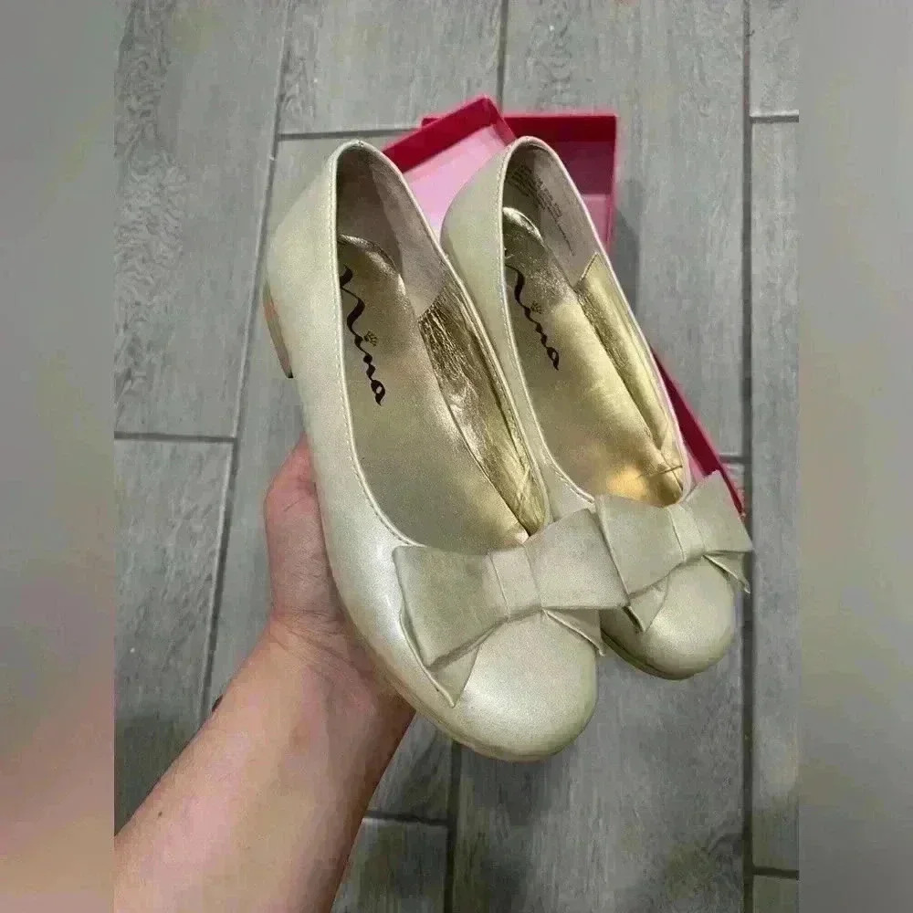 Girl Gold Flats Size 1​ - Picture 2 of 6
